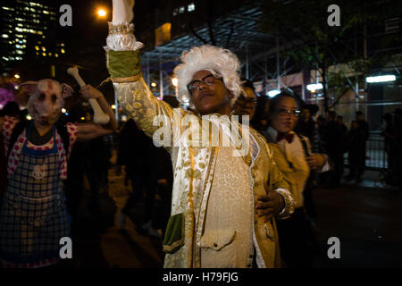 New York, NY - 31. Oktober 2016. Ein afrikanisch-amerikanischer Mann verkleidet als Alexander Hamilton in Greenwich Village Halloween Parad Stockfoto