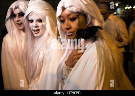 New York, NY - 31. Oktober 2016. Drei Frauen mit weißem Haar tragen weiße Outfits in Greenwich Village Halloween Parade. Stockfoto