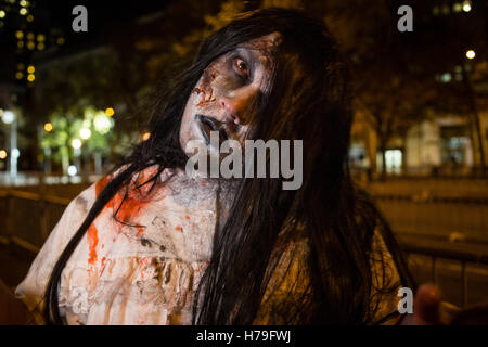 New York, NY - 31. Oktober 2016. Ein Mann gekleidet wie eine Zombie Frau kam nach die Parade verlassen hatte. Stockfoto