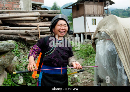 Eine Frau mit einer Bewässerung kann in einem Dorf westlich von Zhaoxing, in der Provinz Guizhou, China Stockfoto