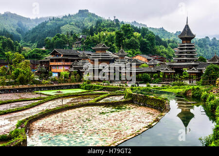 Erscheinen unter den Terrassen, Brücken und Tempeln der Dong Dorf Zhaoxing, in der Provinz Guizhou, China Stockfoto