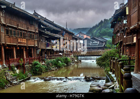 Ein Stream geht unter die wunderbare Holzhäuser von Zhaoxing Dong Dorf, in der Provinz Guizhou, China Stockfoto