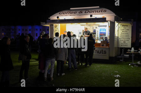 Mobile Kaffee und Donuts Erfrischungen van nachts ein outdoor-Event. Stockfoto