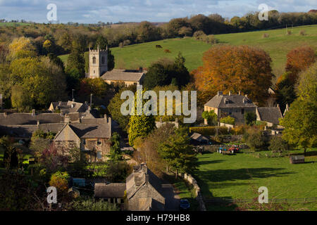 Dorf von Naunton im Herbst, Cotswolds, Gloucestershire, England Stockfoto