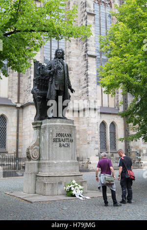 Statue von Johann Sebastian Bach außerhalb St. Thomas Church (Thomaskirche), Leipzig, Sachsen, Deutschland Stockfoto