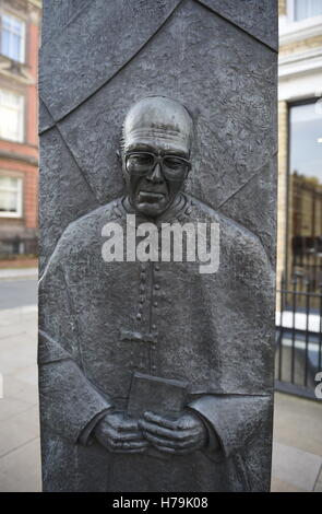 Die Sheppard-Worlock Statue von Stephen Broadbent auf Hope Street, Liverpool, England, UK Stockfoto