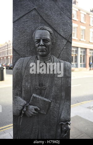 Die Sheppard-Worlock Statue von Stephen Broadbent auf Hope Street, Liverpool, England, UK Stockfoto