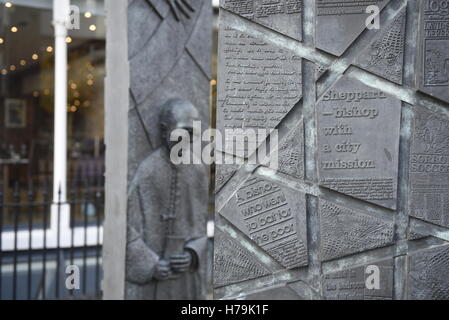 Die Sheppard-Worlock Statue von Stephen Broadbent auf Hope Street, Liverpool, England, UK Stockfoto