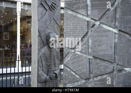 Die Sheppard-Worlock Statue von Stephen Broadbent auf Hope Street, Liverpool, England, UK Stockfoto