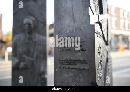 Die Sheppard-Worlock Statue von Stephen Broadbent auf Hope Street, Liverpool, England, UK Stockfoto