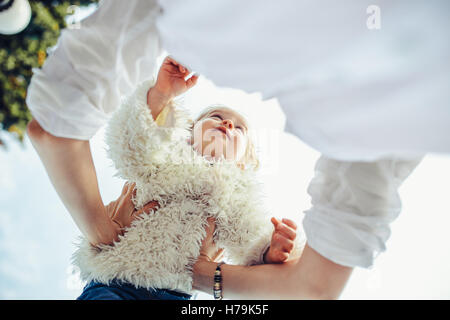 Mutter und Tochter spielen in einem park Stockfoto