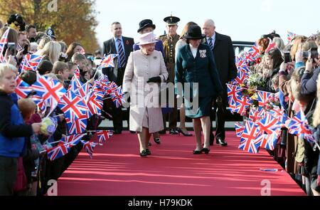 Königin Elizabeth II. (links) bei Newmarket Racecourse, wo sie eine Statue von Fohlen und eine Stute als Geschenk im Jahr von ihrem 90. Geburtstag, bei einem Besuch in der Stadt oft als Sitz des British racing enthüllt. Stockfoto