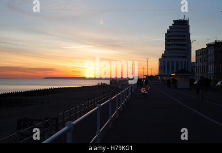 Sonnenuntergang über dem Meer und Marine Court gebaut im Jahre 1938, St Leonards-on-Sea, East Sussex, Großbritannien Stockfoto