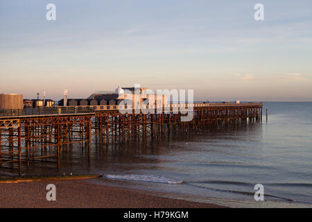 Sonnenuntergang am Hastings direkt am Meer mit dem weißen Rock Theater auf der linken Seite, East Sussex, UK Stockfoto