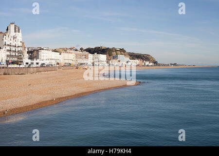 Blick nach Osten in Richtung der Stadt im Westen und Osten Hügel vom Pier, Hastings, East Sussex, UK Stockfoto