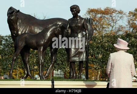 Königin Elizabeth II in Newmarket Racecourse, nachdem sie eine Statue von sich selbst mit einem Fohlen und eine Stute als Geschenk im Jahr von ihrem 90. Geburtstag, bei einem Besuch in der Stadt oft als Sitz des British racing enthüllt. Stockfoto