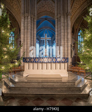 Der Altar zu Weihnachten mit x-mas-Bäume. Innere der Kathedrale von Uppsala (Domkyrka). Uppsala, Schweden, Skandinavien. Stockfoto