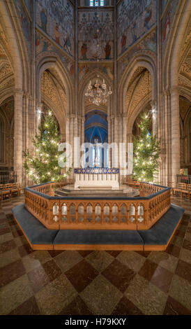 Der Altar zu Weihnachten mit x-mas-Bäume. Innere der Kathedrale von Uppsala (Domkyrka). Uppsala, Schweden, Skandinavien. Stockfoto