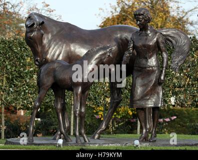 Eine Statue von Königin Elizabeth II. mit einem Fohlen und eine Stute, die sie als Geschenk im Jahr ihren 90. Geburtstag, während eines Besuchs in Newmarket Racecourse vorgestellt. Stockfoto