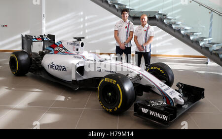 Williams-Fahrer für das Jahr 2017 Hauptquartier Lance Stroll (links) mit Valtteri Bottas während der Fahreraufstellung für 2017 Formel1 bei Williams in Grove, Oxfordshire. Stockfoto