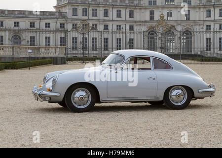 A1960 Porsche 356 B 1600 S vor Palazzina di Caccia von Stupinigi während Classic Cars Auktion in Turin, Italien. (Foto: Marco Destefanis / Pacific Press) Stockfoto