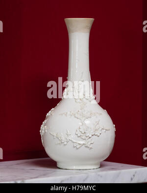 Weiße Blüte orientalischen Vase auf Marmor Kaminsims set rote Wand Palladio des 18. Jahrhunderts Dumfries Haus, Ayrshire, Scotl Stockfoto