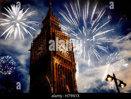 explosive Feuerwerk rund um Big Ben. Silvester Silvester Feier Hintergrund Stockfoto