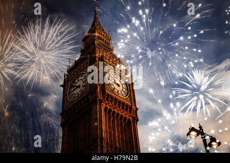 explosive Feuerwerk rund um Big Ben. Silvester Silvester Feier Hintergrund Stockfoto