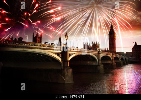 explosive Feuerwerk rund um Big Ben. Silvester Silvester Feier Hintergrund Stockfoto