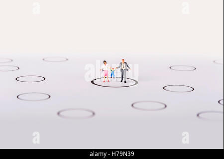 Miniatur-Menschen-Familie in Diagrammen Stockfoto