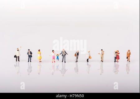 Linie von diversen kleinen Miniatur Modell Leute Stockfoto