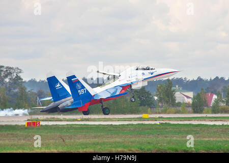 Kiew, Ukraine - 2. Oktober 2010: Sukhoi Su-30LL-Kampfflugzeugs in den Farben der russischen Flagge ist mit Rauch auf der Piste landen Stockfoto