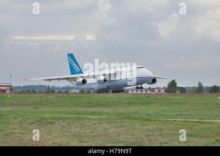 Kiew, Ukraine - 2. Oktober 2010: Frachtflugzeug Antonov Design Bureau An-124 ist an einem bewölkten Tag der Landung Stockfoto