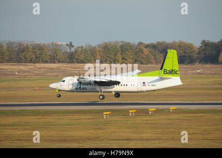 Borispol, Ukraine - 23. Oktober 2011: Air Baltic Fokker 50 regionale Passagierflugzeug ist im Flughafen Sonnenuntergang Landung auf Stockfoto