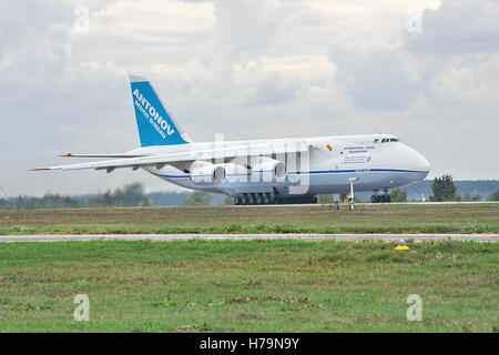 Kiew, Ukraine - 2. Oktober 2010: Frachtflugzeug Antonov Design Bureau An-124 ist an einem bewölkten Tag ausziehen Stockfoto