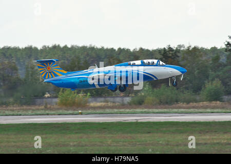 Kiew, Ukraine - 2. Oktober 2010: Aero l-29 Delfin-Trainer Flugzeug für einen anderen Flug hebt ab Stockfoto