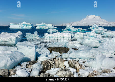 Riesige blaue Eisberge treiben entlang der Fjorde mit Sermitsiaq Berg im Hintergrund, in der Nähe der Stadt Nuuk, Grönland Stockfoto