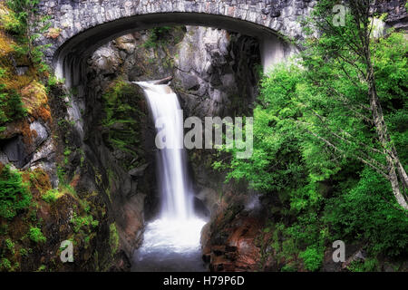 Van Trump Creek schüttet 60 Fuß über Christine Falls an Washingtons Mt Rainier-Nationalpark. Stockfoto