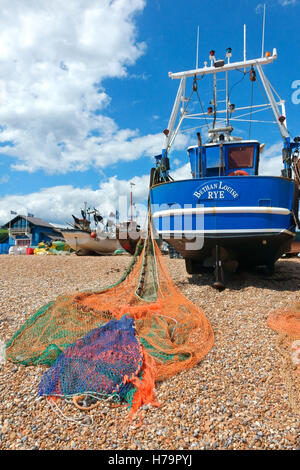 Hastings Fischerboot Bethan Louise mit farbenfrohen Netze ausgebreitet zum Trocknen auf die alte Stadt Stade Fischerstrand, East Sussex, England, UK Großbritannien GB Stockfoto