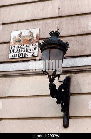 Klassische traditionelle Licht Straßenlaterne mit gefliesten Zeichen für die Plaza De La Plateria De Martinez. Madrid, Spanien Stockfoto