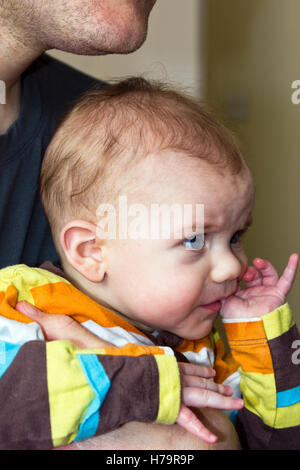Baby Boy seinen eigenen Fingern kauen, beim Zahnen Stockfoto