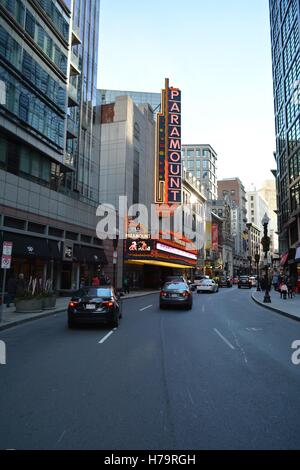 Das Paramount Theater Zeichen in der Downtown Crossing/Theater Viertel von Boston, Massachusetts Stockfoto