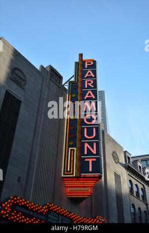 Das Paramount Theater Zeichen in der Downtown Crossing/Theater Viertel von Boston, Massachusetts Stockfoto