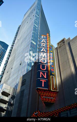 Das Paramount Theater Zeichen in der Downtown Crossing/Theater Viertel von Boston, Massachusetts Stockfoto