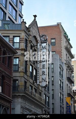 Das moderne Theater Zeichen in Downtown Crossing/Theater Bezirk von Boston, Massachusetts Stockfoto