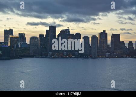 Die Innenstadt von Boston Skyline bei Sonnenuntergang, über Boston Harbor aus gesehen. Stockfoto