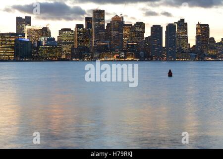 Die Innenstadt von Boston Skyline bei Sonnenuntergang, über Boston Harbor aus gesehen. Stockfoto