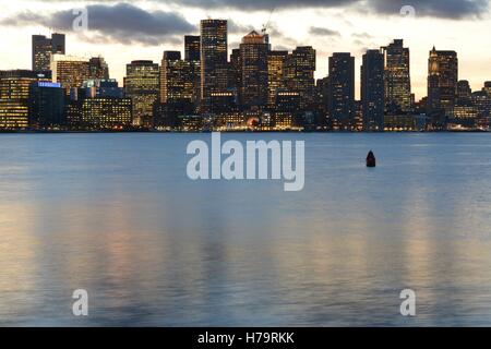 Die Innenstadt von Boston Skyline bei Sonnenuntergang, über Boston Harbor aus gesehen. Stockfoto