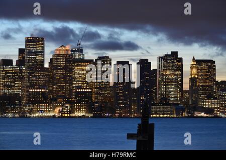 Die Innenstadt von Boston Skyline bei Sonnenuntergang, über Boston Harbor aus gesehen. Stockfoto