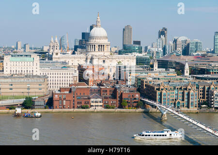 London Southbank Blick der Millenium Brücke & St Pauls Cathedral über Fluß Themse Mercuria Freizeit Touristenboot Kreuzfahrtschiff Stockfoto